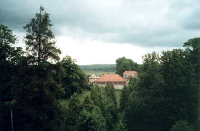 Widok z Palacu na brame wjazdowa
